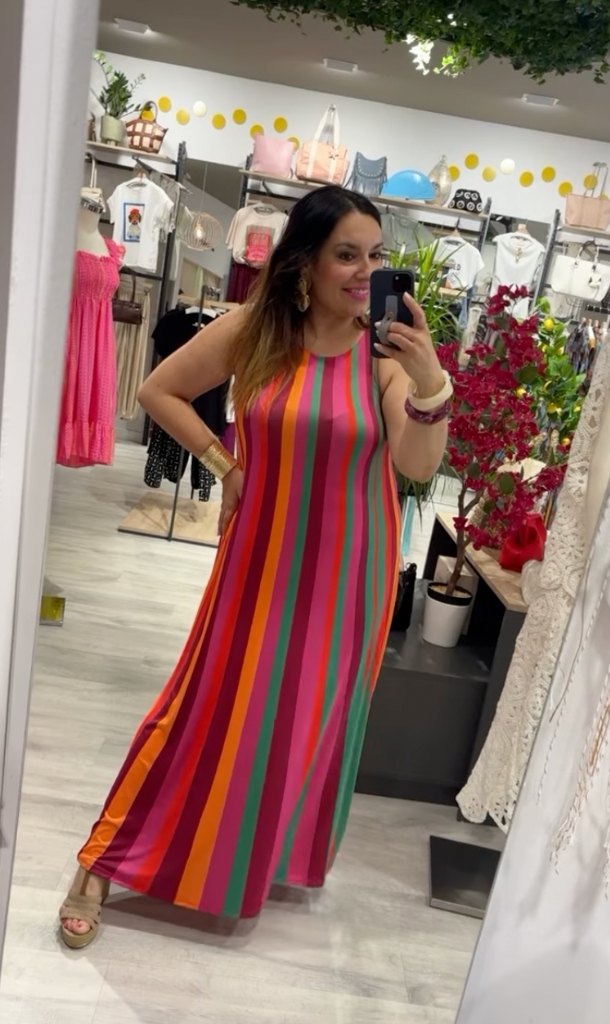 Laura Fernández modelando un vestido casual de lino en color verde oliva